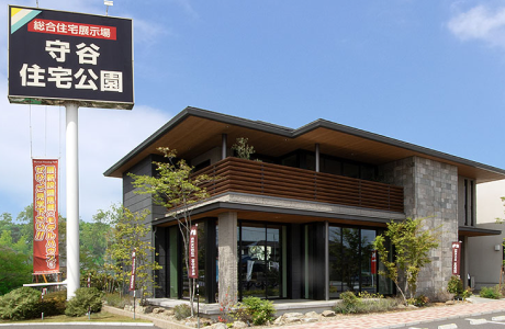 住宅展示場のモデルハウス外観